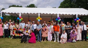Kwiaty, muzyka i dobra zabawa. Uczestnicy ŚDS z Dąbrówki na wyjątkowym balu