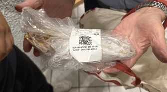 Kaufland w Piotrkowie: klient kupił makrelę, ale zapłacił również za łososia, którego – jak twierdzi – nie brał. Zamiast 16 złotych zapłacił ponad 40! Mężczyzna pokazuje rachunek i nienaruszone opakowanie ryby.