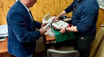 Nowe defibrylatory AED trafiły do szkół w Sulejowie i Uszczynie. Mają zwiększyć bezpieczeństwo uczniów i pracowników