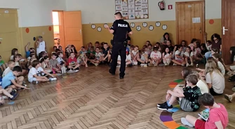 Dzielnicowy spotkał się z uczniami. Rozmawiali o bezpieczeństwie i hejcie