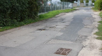 Ulica Gospodarcza w Piotrkowie czeka na remont. Mieszkańcy skarżą się na dziury