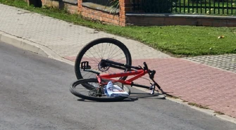 Potrącił rowerzystę i uciekł. 25-latek trafił do szpitala