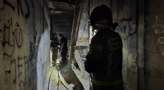Kolejny pożar pustostanu przy ul. 1 Maja w Piotrkowie. Paliło się pomieszczenie wypełnione śmieciami
