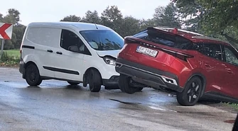 Wypadek w Milejowcu. Ford zderzył się z chińskim SUV-em. Dwie osoby w szpitalu