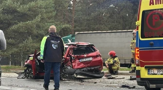 Ciężarówka wjechała w auto na DK12 w Przygłowie. Droga zablokowana. Dwie osoby w szpitalu