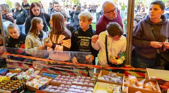 Tłumy na festiwalu squishy gniotków pod Mediateką w Piotrkowie. W kolejkach stały całe rodziny