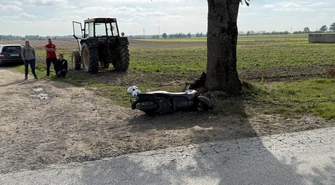 Zderzenie motoroweru z ciągnikiem w Longinówce. Dwie osoby w szpitalu