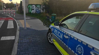 Rowerzysta potrącony na Rakowskiej w Piotrkowie. 78-latek trafił do szpitala