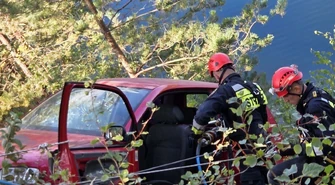 Ćwiczenia strażaków na zbiorniku Wapienniki. Samochód zawisł nad wodą