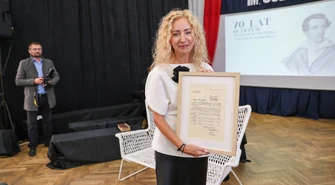 III Liceum Ogólnokształcące im. Juliusza Słowackiego w Piotrkowie Trybunalskim świętuje 70-lecie istnienia. Jubileuszowa gala zgromadziła absolwentów, nauczycieli i przedstawicieli władz, a program uroczystości obejmował film o historii szkoły, spektakl oraz koncert absolwentów