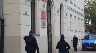 Piotrków Trybunalski. Zdjęcie ucznia z maczetą w TPS-ie okazało się przeróbką AI