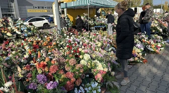Wszystkich Świętych coraz bliżej. Co i za ile kupimy na piotrkowskim bazarze?