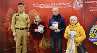 „Czad i ogień. Obudź czujność”. Strażacy edukują mieszkańców Piotrkowa i rozdają czujniki