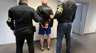 Fałszywy policjant na parkingu przy ul. Łódzkiej w Piotrkowie. 49-latek usłyszał zarzut