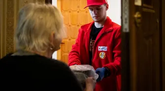Fundacja Biedronki: nie czekają na obiad. Czekają na kogoś w drzwiach. Nowe badanie pokazuje, czego naprawdę potrzebują samotni seniorzy