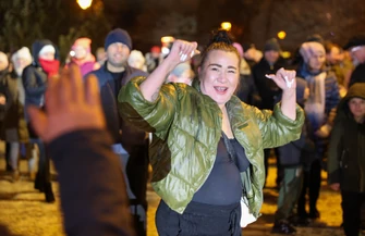 Tłumy bawiły się na miejskiej sylwestrowej potańcówce. Świetna zabawa do późnej nocy