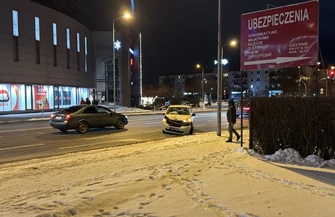 Kolizja na ul. Słowackiego. Skoda uderzyła w słup i blokuje pas ruchu