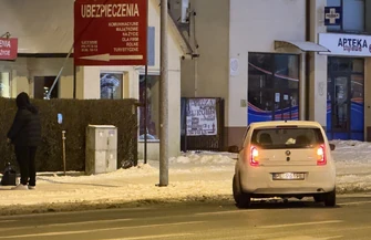 Kolizja na ul. Słowackiego. Skoda uderzyła w słup i blokuje pas ruchu