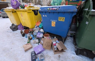 Śmieci miały zniknąć zostały pod blokami. Mieszkańcy alarmują po zmianie firm odbierających odpady