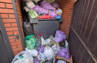 Śmieci miały zniknąć zostały pod blokami. Mieszkańcy alarmują po zmianie firm odbierających odpady