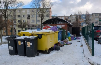 Śmieci miały zniknąć zostały pod blokami. Mieszkańcy alarmują po zmianie firm odbierających odpady
