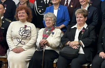 Srock Jadwiga Kalinowska odznaczona Medalem Opiekuna Miejsc Pamięci