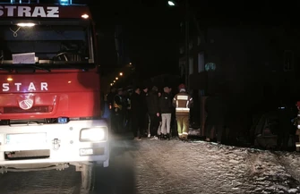 Wypadek w Kafarze. BMW uderzyło w ogrodzenie droga zablokowana