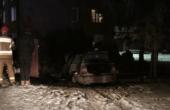 Wypadek w Kafarze. BMW uderzyło w ogrodzenie droga zablokowana