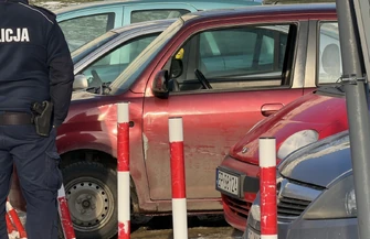 Policyjny pościg ulicami Piotrkowa. Ucieczka zakończona na osiedlowym parkingu
