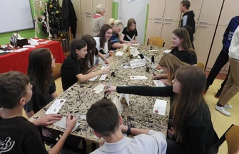 Tradycja i kreatywność w Gminie Aleksandrów uczniowie poznawali sztukę czerpania papieru