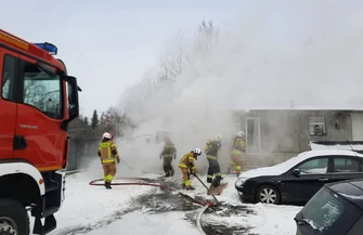 Pożar garażu w Michałowie. Samochód spłonął doszczętnie uszkodzony także dom