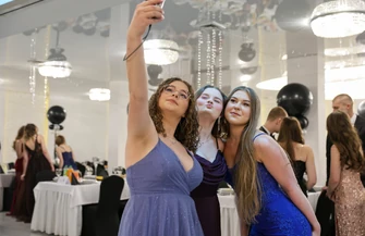 Piękna studniówka III Liceum Ogólnokształcącego w Piotrkowie Trybunalskim 2026 polonez tradycja i elegancki bal maturzystów