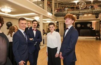 Piękna studniówka III Liceum Ogólnokształcącego w Piotrkowie Trybunalskim 2026 polonez tradycja i elegancki bal maturzystów