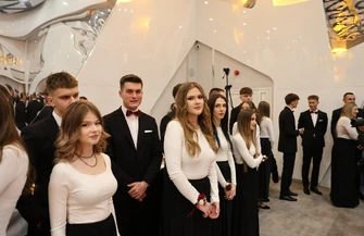 Studniówka TPS w Piotrkowie Trybunalskim zachwycający polonez i świetna zabawa na balu Zespołu Szkół Ponadpodstawowych nr 1