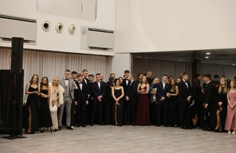 Studniówka TPS w Piotrkowie Trybunalskim zachwycający polonez i świetna zabawa na balu Zespołu Szkół Ponadpodstawowych nr 1