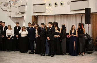 Studniówka TPS w Piotrkowie Trybunalskim zachwycający polonez i świetna zabawa na balu Zespołu Szkół Ponadpodstawowych nr 1