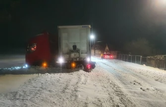 Nowiutka Tesla w rowie. Ślisko na drogach regionu seria kolizji