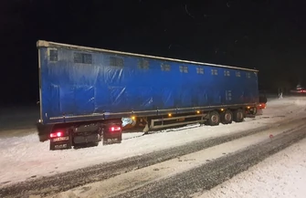 Nowiutka Tesla w rowie. Ślisko na drogach regionu seria kolizji