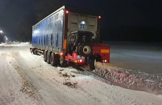 Nowiutka Tesla w rowie. Ślisko na drogach regionu seria kolizji