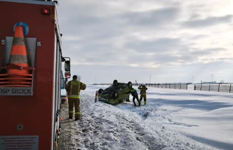 Dachowanie na DK12 w Srocku. Ruch odbywa się wahadłowo