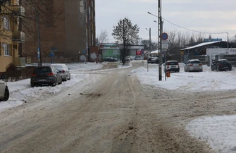 Akcja Zima w Piotrkowie główne drogi przejezdne osiedla wciąż pod śniegiem