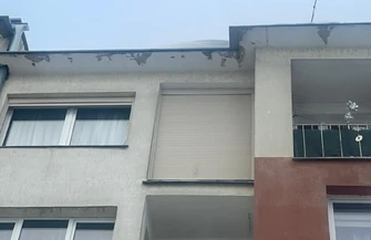 Zalegający śnieg na dachach bloków w Piotrkowie