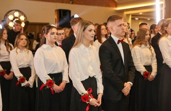 Tak wyglądała studniówka 2026 ZSP nr 5 Ekonomik w Kamieńsku. Maturzyści rozpoczęli od poloneza i tanga