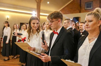 Tak wyglądała studniówka 2026 ZSP nr 5 Ekonomik w Kamieńsku. Maturzyści rozpoczęli od poloneza i tanga