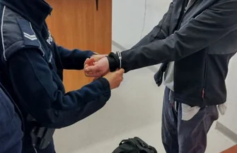 Skazany za zabójstwo schował się w wersalce