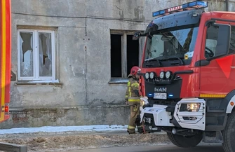 Straż pojechała do pożaru pustostanu. Bezdomni rozpalili ognisko