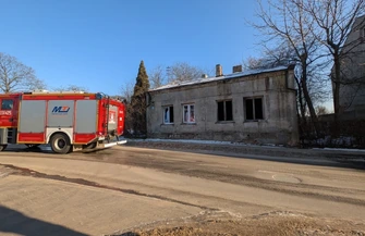 Straż pojechała do pożaru pustostanu. Bezdomni rozpalili ognisko