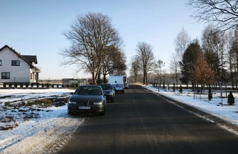 Pijany kierowca Audi uderzył w drzewo. Droga w Stanisławowie całkowicie zablokowana