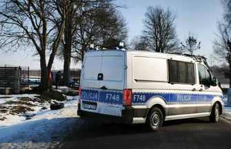 Pijany kierowca Audi uderzył w drzewo. Droga w Stanisławowie całkowicie zablokowana