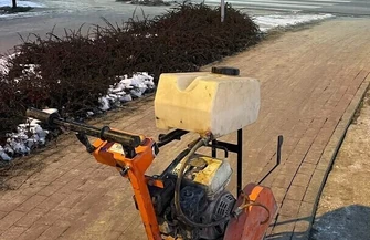 Przecinarka na rondzie Sulejowskim w Piotrkowie Trybunalskim. Leżała na jezdni w godzinach szczytu